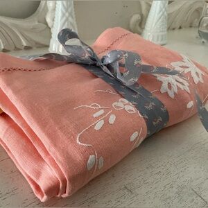 Vintage Linen embroidered Tablecloth New !